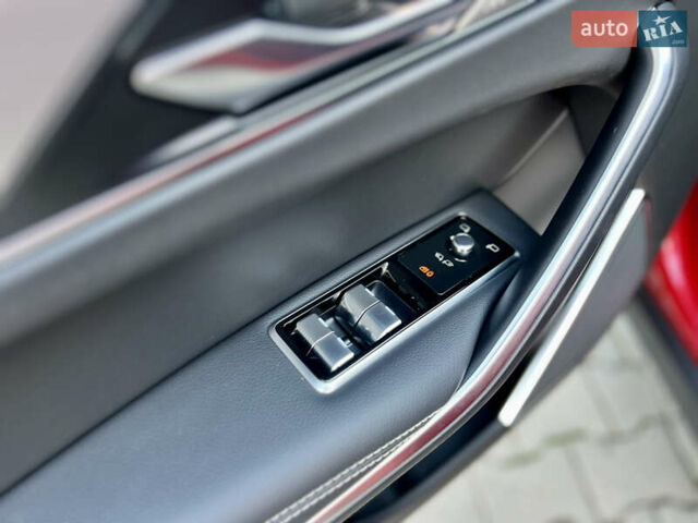 Красный Ягуар Ф-Пейс, объемом двигателя 2 л и пробегом 30 тыс. км за 44000 $, фото 29 на Automoto.ua