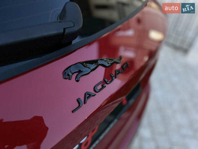 Красный Ягуар Ф-Пейс, объемом двигателя 2 л и пробегом 30 тыс. км за 44000 $, фото 25 на Automoto.ua