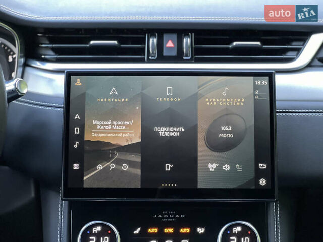Красный Ягуар Ф-Пейс, объемом двигателя 2 л и пробегом 30 тыс. км за 44000 $, фото 44 на Automoto.ua