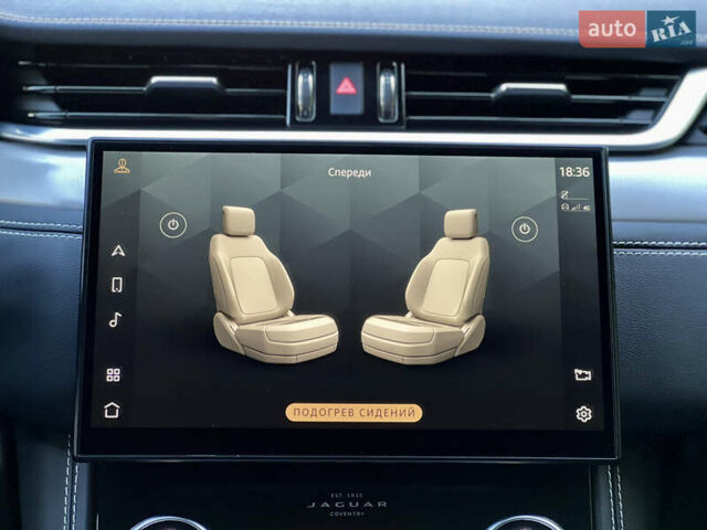 Красный Ягуар Ф-Пейс, объемом двигателя 2 л и пробегом 30 тыс. км за 44000 $, фото 52 на Automoto.ua