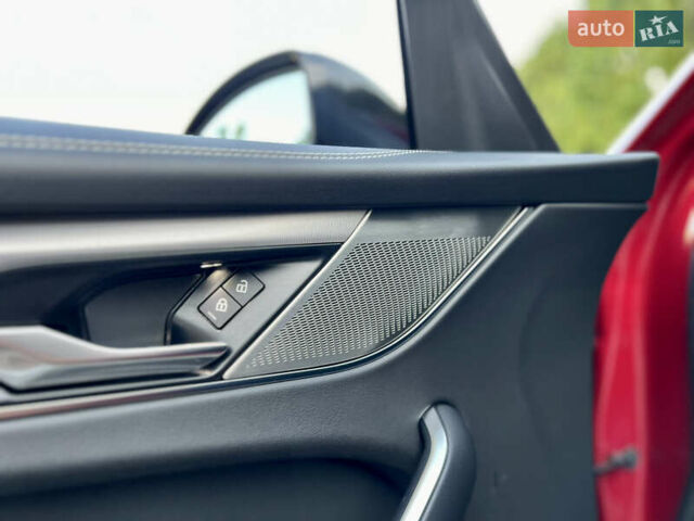 Красный Ягуар Ф-Пейс, объемом двигателя 2 л и пробегом 30 тыс. км за 44000 $, фото 32 на Automoto.ua