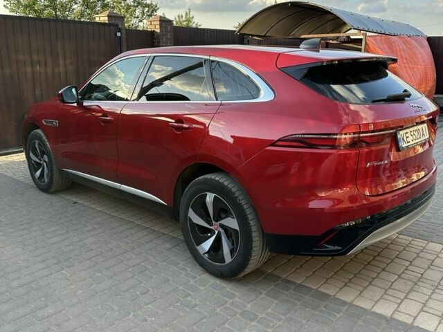 Красный Ягуар Ф-Пейс, объемом двигателя 2 л и пробегом 60 тыс. км за 47000 $, фото 1 на Automoto.ua