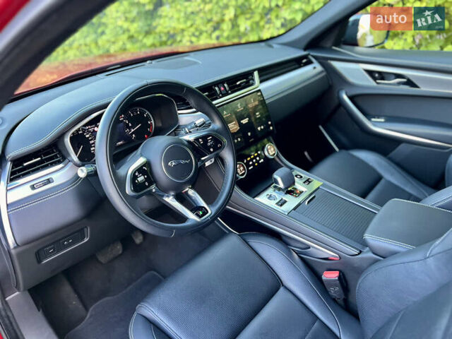 Красный Ягуар Ф-Пейс, объемом двигателя 2 л и пробегом 30 тыс. км за 44000 $, фото 30 на Automoto.ua