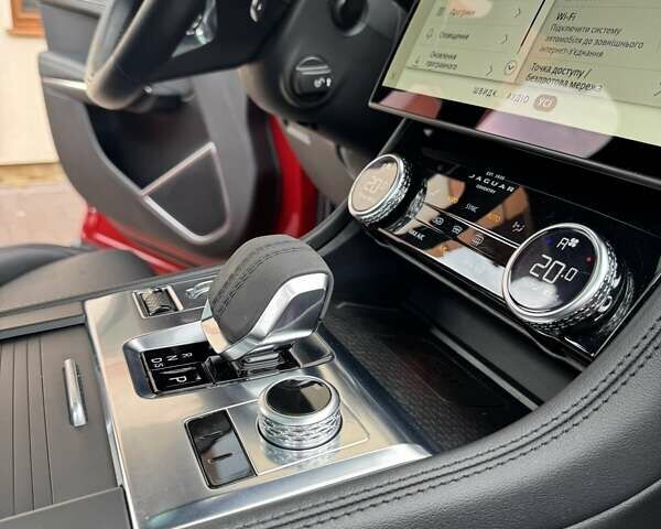 Червоний Ягуар Ф-Пейс, об'ємом двигуна 2 л та пробігом 53 тис. км за 38500 $, фото 29 на Automoto.ua