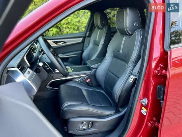 Красный Ягуар Ф-Пейс, объемом двигателя 2 л и пробегом 30 тыс. км за 44000 $, фото 31 на Automoto.ua