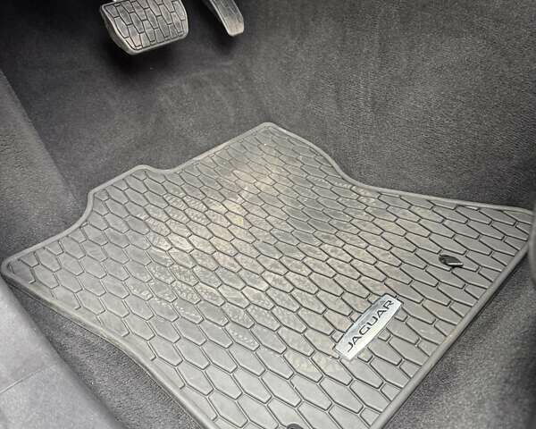 Червоний Ягуар Ф-Пейс, об'ємом двигуна 2 л та пробігом 53 тис. км за 38500 $, фото 15 на Automoto.ua