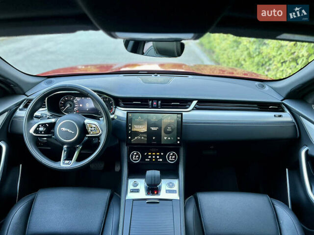 Красный Ягуар Ф-Пейс, объемом двигателя 2 л и пробегом 30 тыс. км за 44000 $, фото 35 на Automoto.ua