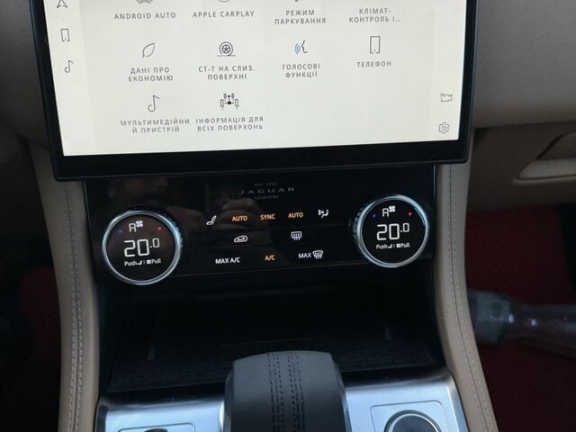 Красный Ягуар Ф-Пейс, объемом двигателя 2 л и пробегом 60 тыс. км за 47000 $, фото 5 на Automoto.ua