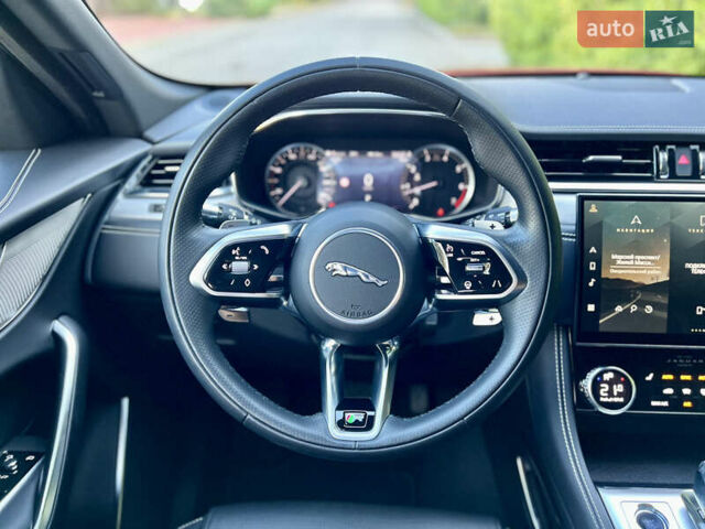 Красный Ягуар Ф-Пейс, объемом двигателя 2 л и пробегом 30 тыс. км за 44000 $, фото 39 на Automoto.ua