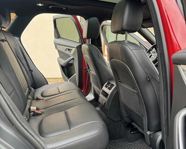 Червоний Ягуар Ф-Пейс, об'ємом двигуна 2 л та пробігом 53 тис. км за 38500 $, фото 24 на Automoto.ua