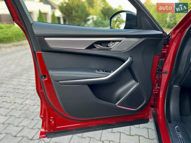 Красный Ягуар Ф-Пейс, объемом двигателя 2 л и пробегом 30 тыс. км за 44000 $, фото 28 на Automoto.ua