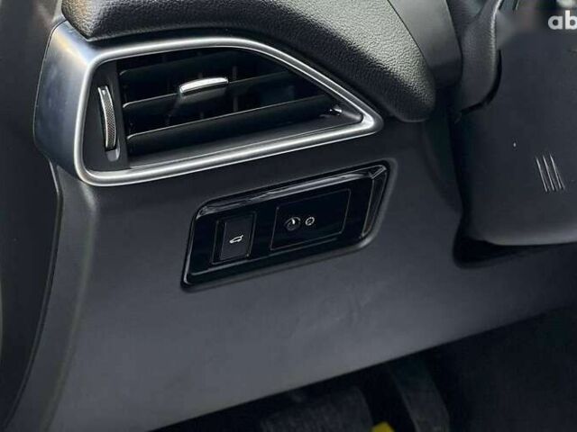 Ягуар Ф-Пейс, объемом двигателя 2 л и пробегом 97 тыс. км за 25500 $, фото 13 на Automoto.ua