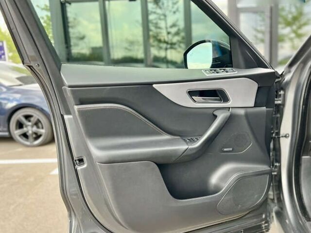 Ягуар Ф-Пейс, объемом двигателя 2 л и пробегом 117 тыс. км за 26300 $, фото 16 на Automoto.ua