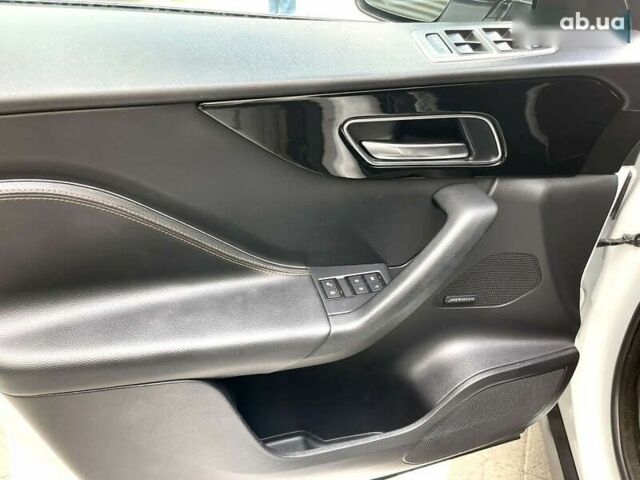 Ягуар Ф-Пейс, объемом двигателя 2 л и пробегом 104 тыс. км за 29900 $, фото 13 на Automoto.ua