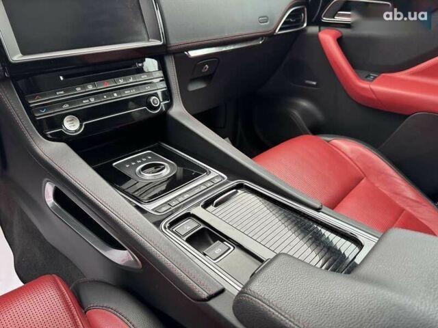 Ягуар Ф-Пейс, объемом двигателя 2 л и пробегом 92 тыс. км за 28500 $, фото 12 на Automoto.ua