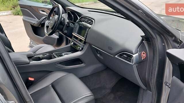 Сірий Ягуар Ф-Пейс, об'ємом двигуна 2 л та пробігом 178 тис. км за 23000 $, фото 11 на Automoto.ua
