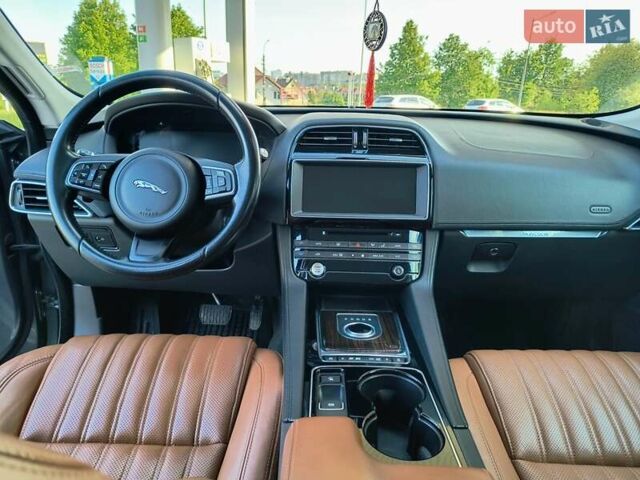 Сірий Ягуар Ф-Пейс, об'ємом двигуна 2 л та пробігом 134 тис. км за 25450 $, фото 19 на Automoto.ua