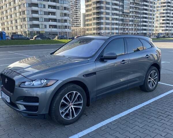 Серый Ягуар Ф-Пейс, объемом двигателя 3 л и пробегом 103 тыс. км за 28000 $, фото 1 на Automoto.ua