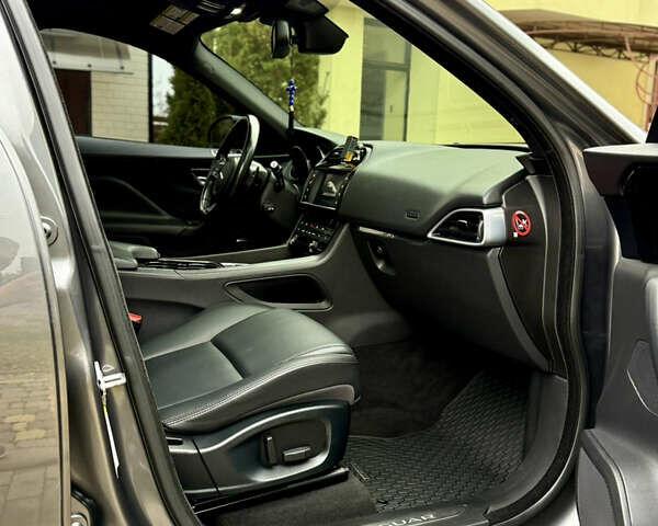 Серый Ягуар Ф-Пейс, объемом двигателя 3 л и пробегом 100 тыс. км за 23500 $, фото 35 на Automoto.ua