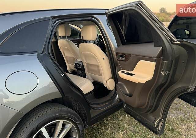 Серый Ягуар Ф-Пейс, объемом двигателя 2 л и пробегом 180 тыс. км за 18900 $, фото 36 на Automoto.ua