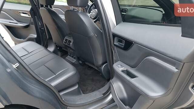 Сірий Ягуар Ф-Пейс, об'ємом двигуна 2 л та пробігом 178 тис. км за 23000 $, фото 12 на Automoto.ua