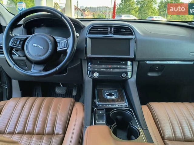 Сірий Ягуар Ф-Пейс, об'ємом двигуна 2 л та пробігом 139 тис. км за 25200 $, фото 4 на Automoto.ua