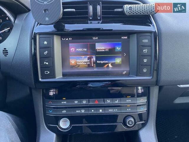 Серый Ягуар Ф-Пейс, объемом двигателя 3 л и пробегом 103 тыс. км за 28000 $, фото 14 на Automoto.ua