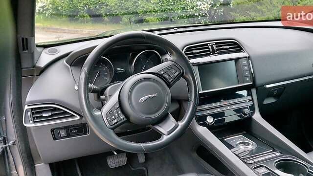 Сірий Ягуар Ф-Пейс, об'ємом двигуна 2 л та пробігом 178 тис. км за 23000 $, фото 4 на Automoto.ua