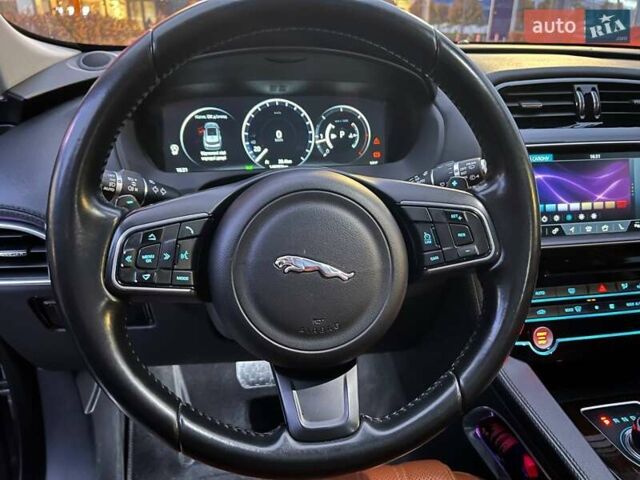 Серый Ягуар Ф-Пейс, объемом двигателя 2 л и пробегом 146 тыс. км за 22490 $, фото 18 на Automoto.ua