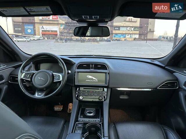 Серый Ягуар Ф-Пейс, объемом двигателя 3 л и пробегом 103 тыс. км за 21900 $, фото 8 на Automoto.ua
