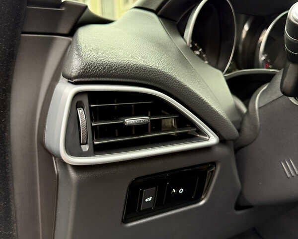 Серый Ягуар Ф-Пейс, объемом двигателя 3 л и пробегом 100 тыс. км за 23500 $, фото 25 на Automoto.ua