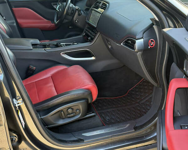 Серый Ягуар Ф-Пейс, объемом двигателя 2 л и пробегом 131 тыс. км за 27500 $, фото 15 на Automoto.ua