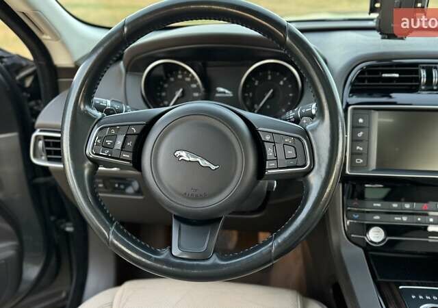 Серый Ягуар Ф-Пейс, объемом двигателя 2 л и пробегом 180 тыс. км за 18900 $, фото 42 на Automoto.ua