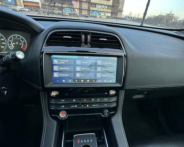 Серый Ягуар Ф-Пейс, объемом двигателя 3 л и пробегом 103 тыс. км за 21900 $, фото 10 на Automoto.ua