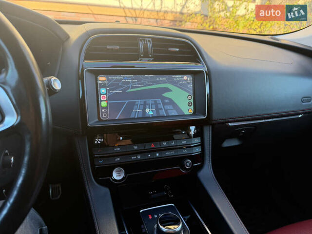 Серый Ягуар Ф-Пейс, объемом двигателя 2 л и пробегом 131 тыс. км за 27500 $, фото 18 на Automoto.ua