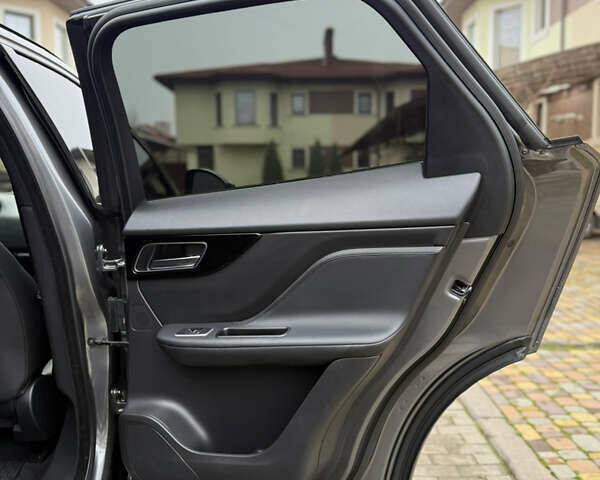 Серый Ягуар Ф-Пейс, объемом двигателя 3 л и пробегом 100 тыс. км за 23500 $, фото 32 на Automoto.ua