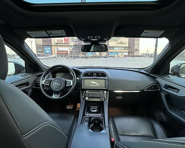 Серый Ягуар Ф-Пейс, объемом двигателя 3 л и пробегом 103 тыс. км за 21900 $, фото 7 на Automoto.ua