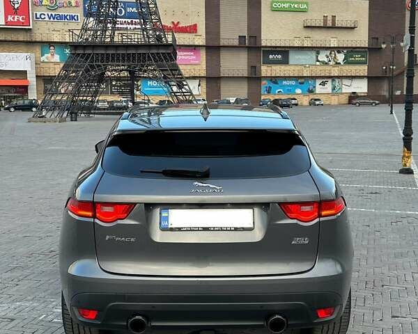 Серый Ягуар Ф-Пейс, объемом двигателя 3 л и пробегом 103 тыс. км за 21900 $, фото 5 на Automoto.ua