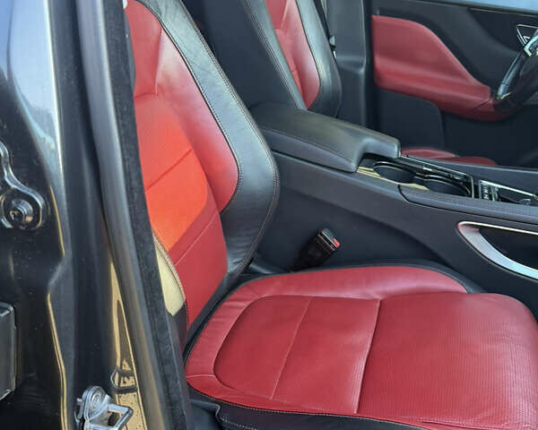 Серый Ягуар Ф-Пейс, объемом двигателя 2 л и пробегом 131 тыс. км за 27500 $, фото 16 на Automoto.ua