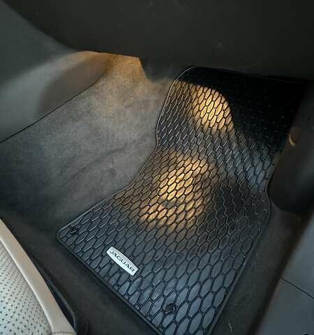 Серый Ягуар Ф-Пейс, объемом двигателя 2 л и пробегом 180 тыс. км за 18900 $, фото 44 на Automoto.ua