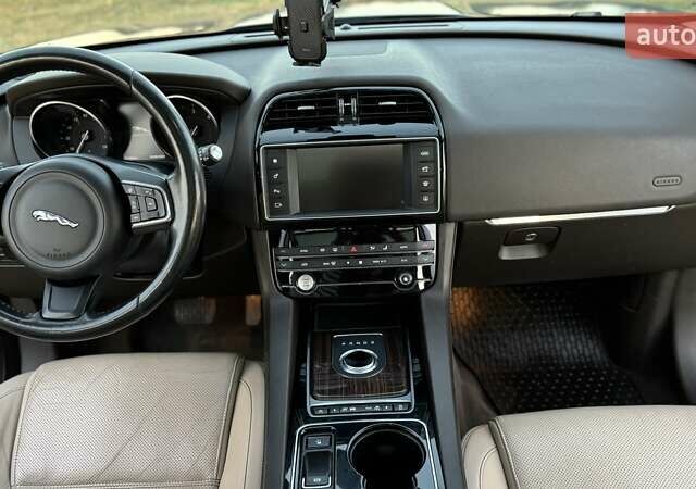 Серый Ягуар Ф-Пейс, объемом двигателя 2 л и пробегом 180 тыс. км за 18900 $, фото 39 на Automoto.ua