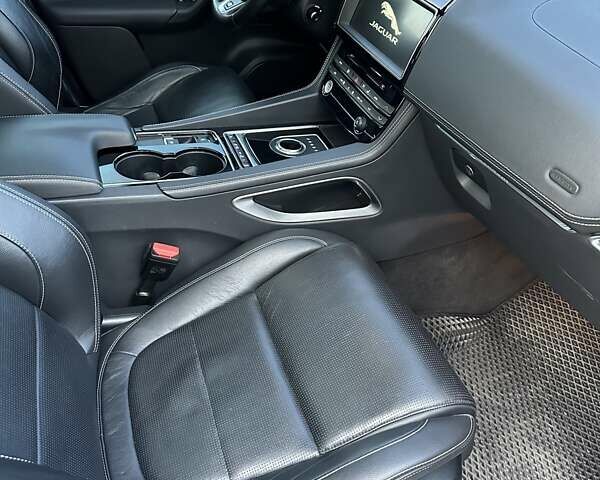 Серый Ягуар Ф-Пейс, объемом двигателя 3 л и пробегом 103 тыс. км за 21900 $, фото 12 на Automoto.ua