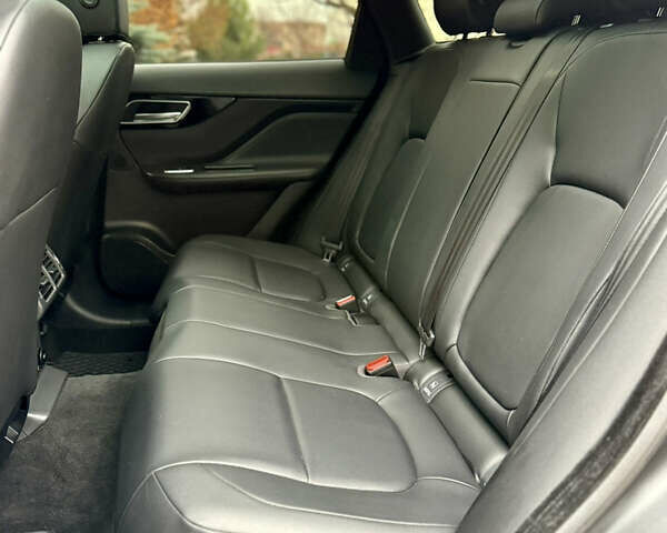 Серый Ягуар Ф-Пейс, объемом двигателя 3 л и пробегом 100 тыс. км за 23500 $, фото 31 на Automoto.ua