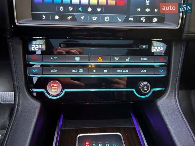 Серый Ягуар Ф-Пейс, объемом двигателя 2 л и пробегом 146 тыс. км за 22490 $, фото 21 на Automoto.ua