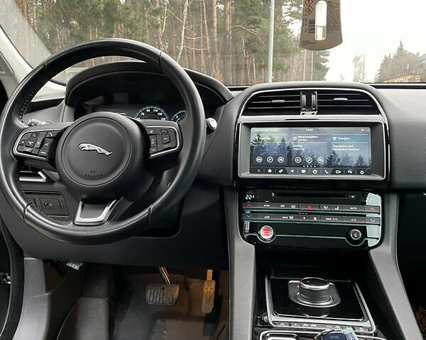 Серый Ягуар Ф-Пейс, объемом двигателя 2 л и пробегом 143 тыс. км за 24900 $, фото 23 на Automoto.ua