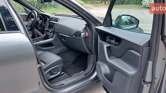 Сірий Ягуар Ф-Пейс, об'ємом двигуна 2 л та пробігом 178 тис. км за 23000 $, фото 10 на Automoto.ua