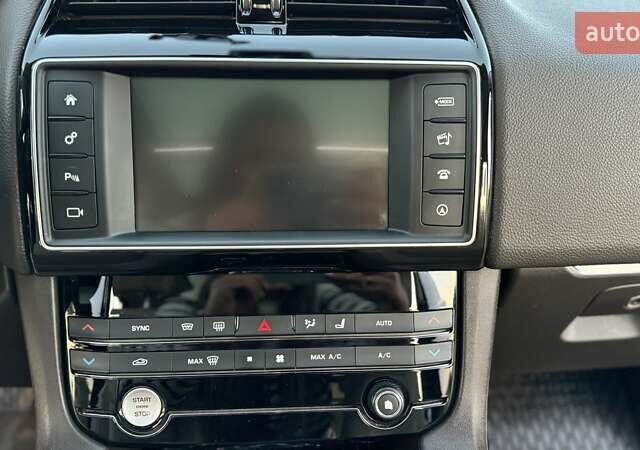 Серый Ягуар Ф-Пейс, объемом двигателя 2 л и пробегом 180 тыс. км за 18900 $, фото 41 на Automoto.ua