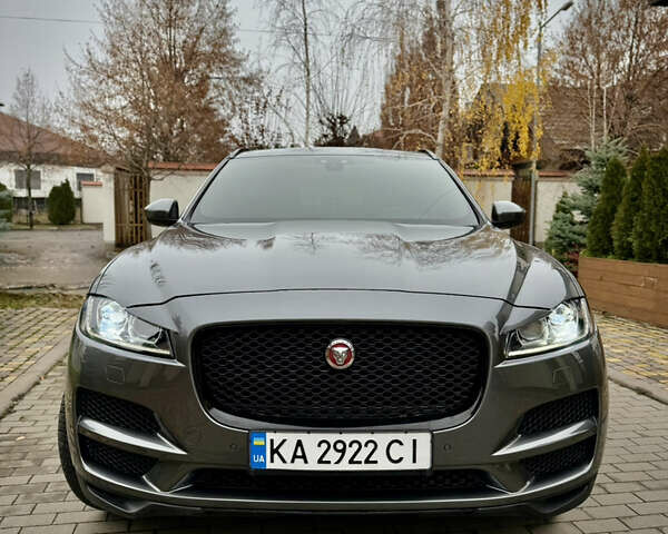 Серый Ягуар Ф-Пейс, объемом двигателя 3 л и пробегом 100 тыс. км за 23500 $, фото 1 на Automoto.ua