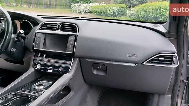 Сірий Ягуар Ф-Пейс, об'ємом двигуна 2 л та пробігом 178 тис. км за 23000 $, фото 13 на Automoto.ua