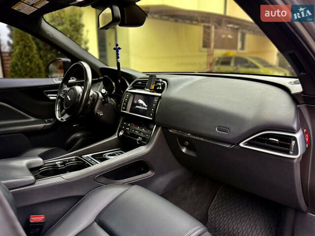 Серый Ягуар Ф-Пейс, объемом двигателя 3 л и пробегом 100 тыс. км за 23500 $, фото 38 на Automoto.ua